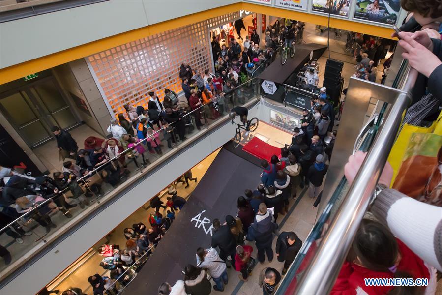 (SP)HUNGARY-BUDAPEST-SHOPPING MALL-BICYCLE RACE