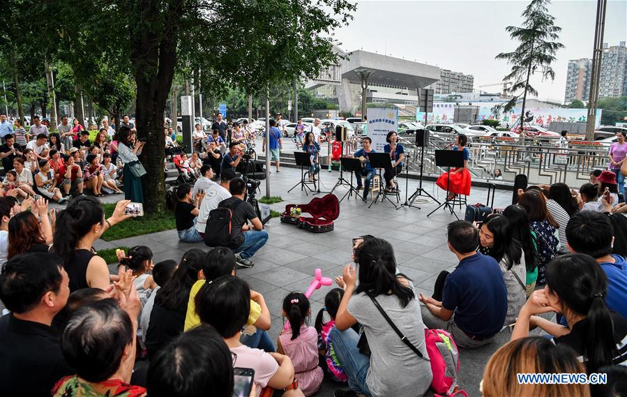 CHINA-CHENGDU-STREET BAND (CN)