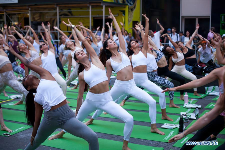 U.S.-NEW YORK-TIMES SQUARE-SOLSTICE-YOGA