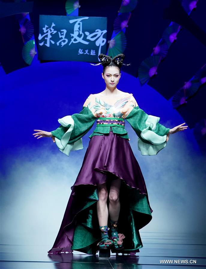 CHINA-BEIJING-FASHION WEEK (CN)