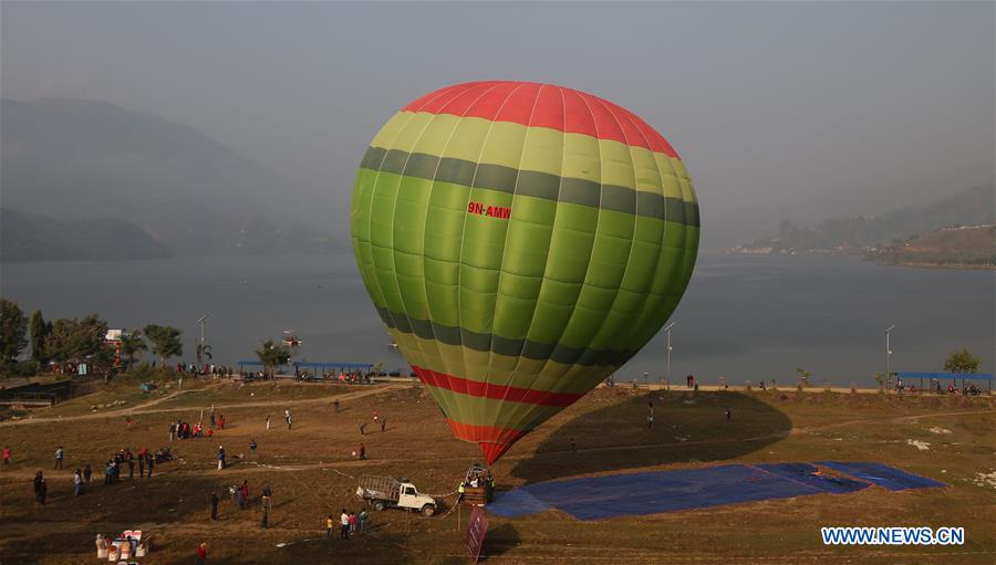 NEPAl-POKHARA-HOT AIR BALLOON-LAUNCH