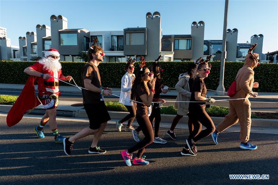 (SP)US-LOS ANGELES-CHRISTMAS RUNNING