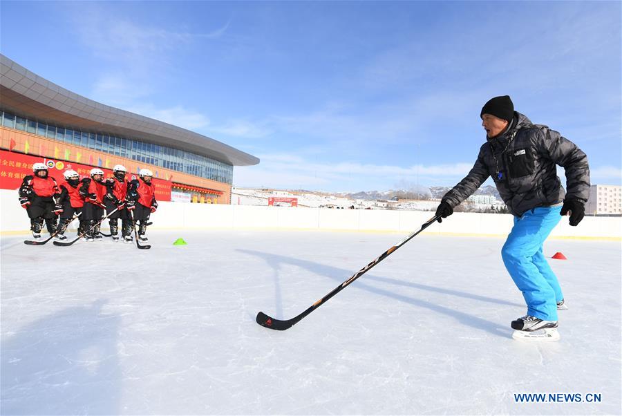 (SP)CHINA-XINJIANG-WENYUN-ICE HOCKEY-PRIMARY SCHOOL TEAM