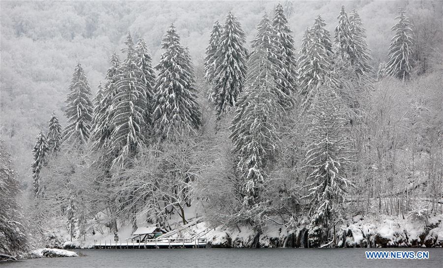 CROATIA-PLITVICE LAKES NATIONAL PARK-SNOW