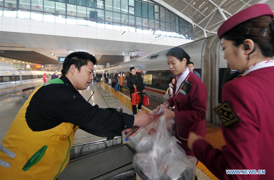 #CHINA-WUHAN-SPRING FESTIVAL-TRAVEL RUSH-DELIVERYMAN (CN)