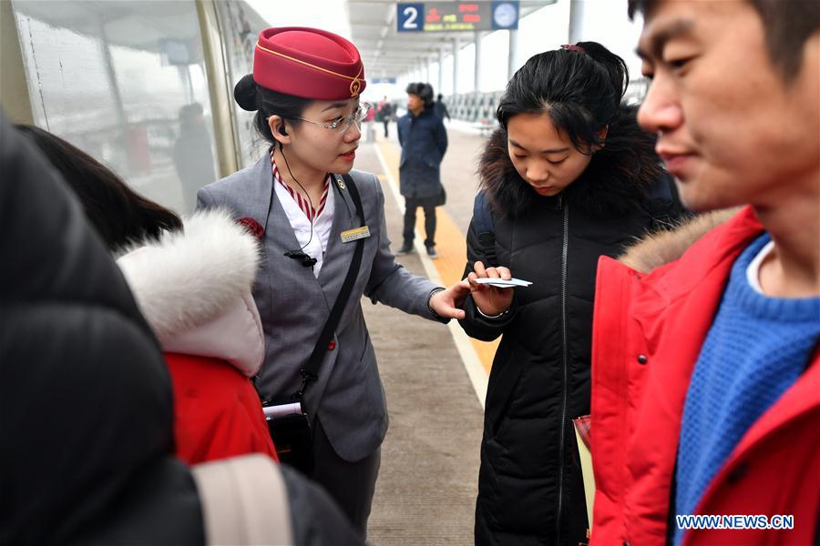 CHINA-TRAIN-COUPLE-SEPARATION