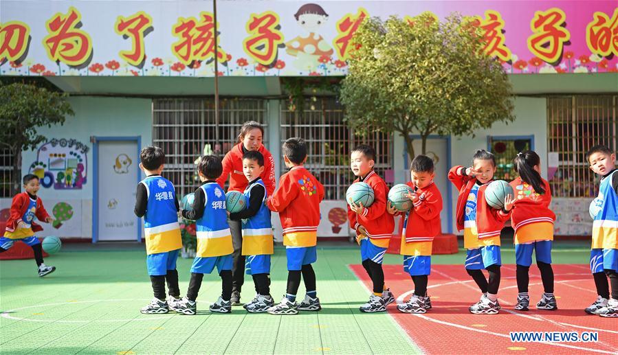 (SP)CHINA-JIANGXI-PHYSICAL EDUCATION-KINDERGARTEN-CHILDREN BASKETBALL EXERCISES (CN)