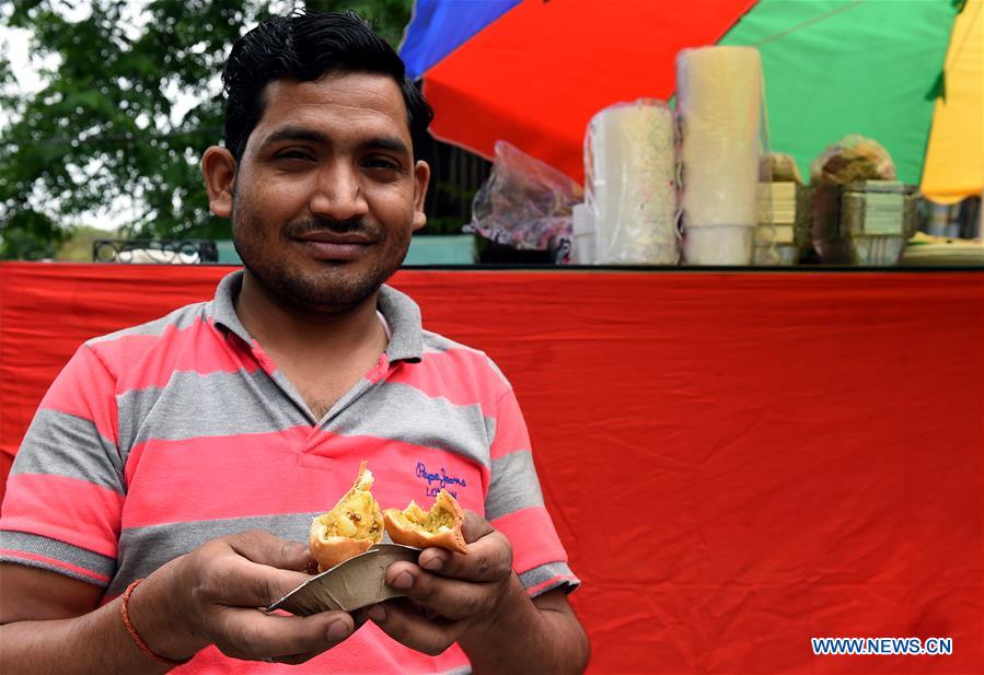 INDIA-NEW DELHI-DAILY LIFE-STREET FOOD-SAMOSA