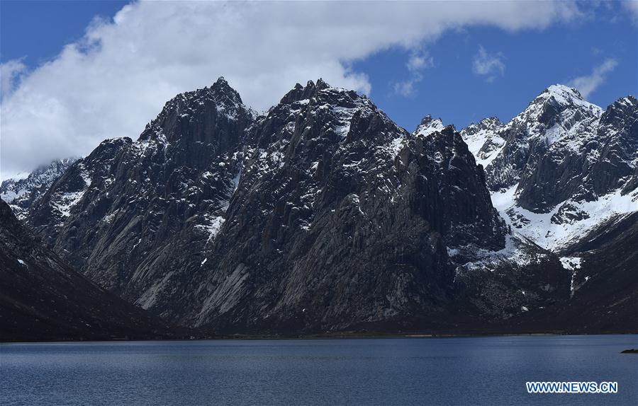 CHINA-QINGHAI-NIANBAOYUZE-MOUNTAIN-SCENERY (CN)