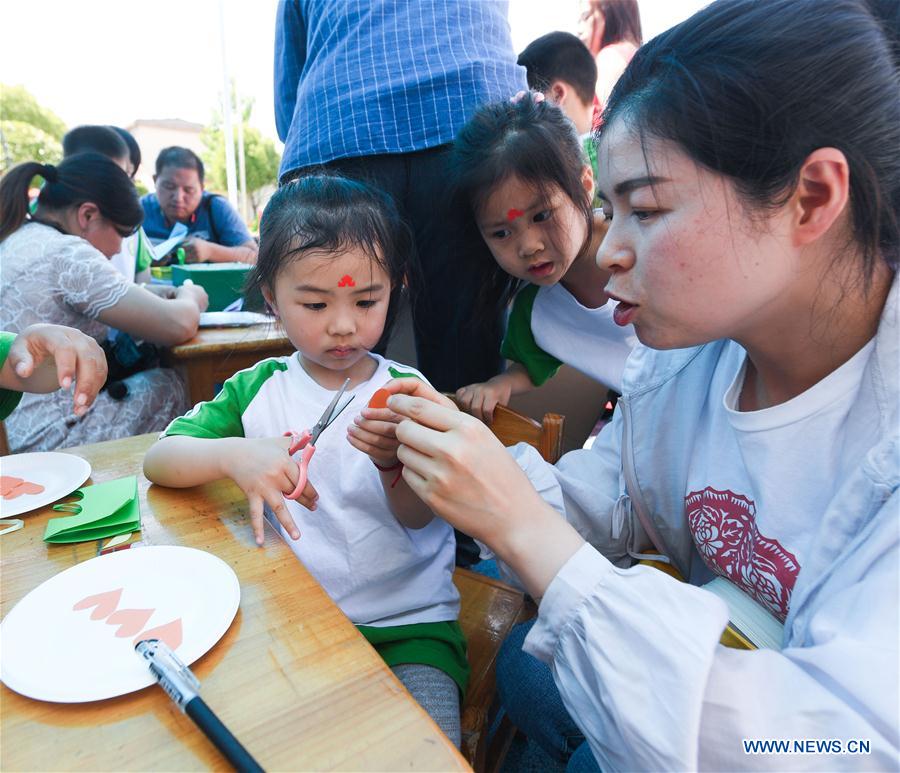 CHINA-ZHEJIANG-CHANGXING-CHILDREN-PAPERCUTTING(CN)