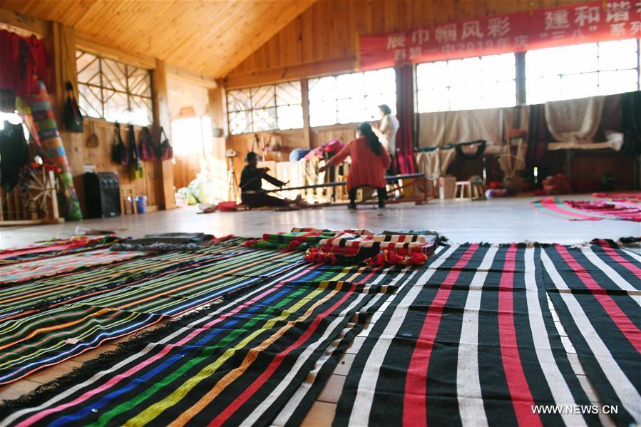 CHINA-YUNNAN-WA ETHNIC GROUP-WEAVING EXPERIENCE WORKSHOP (CN)