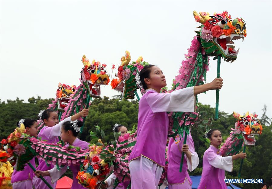 CHINA-DRAGON BOAT FESTIVAL-FOLK CUSTOMS (CN)