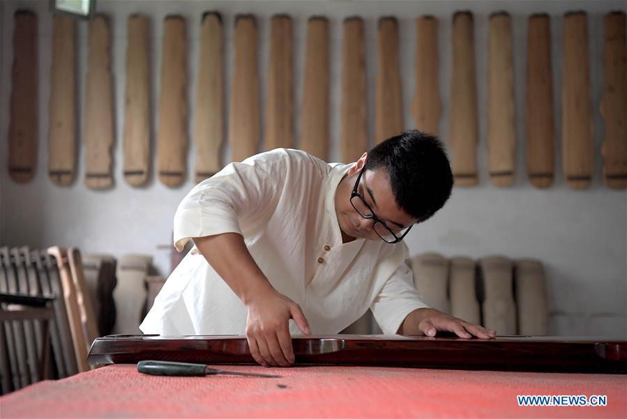 CHINA-HENAN-LANKAO-"GUQIN" MAKER (CN)