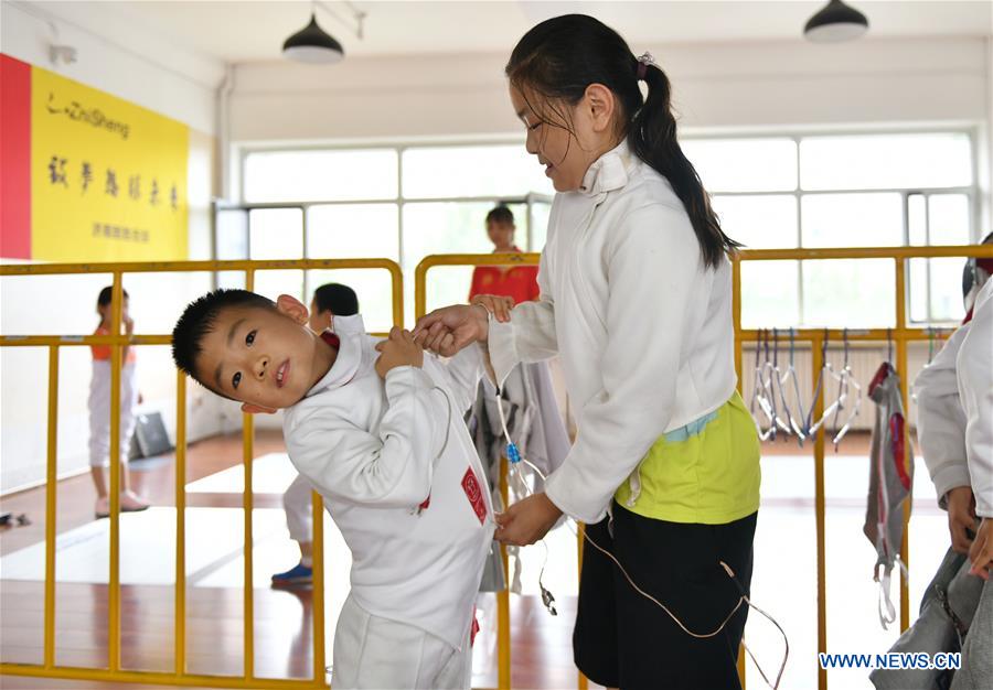 (SP)CHINA-SHANDONG-FENCING-BOY (CN)