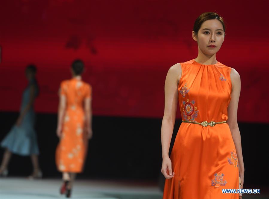 CHINA-JIANGSU-WEDDING DRESS-FASHION SHOW (CN)