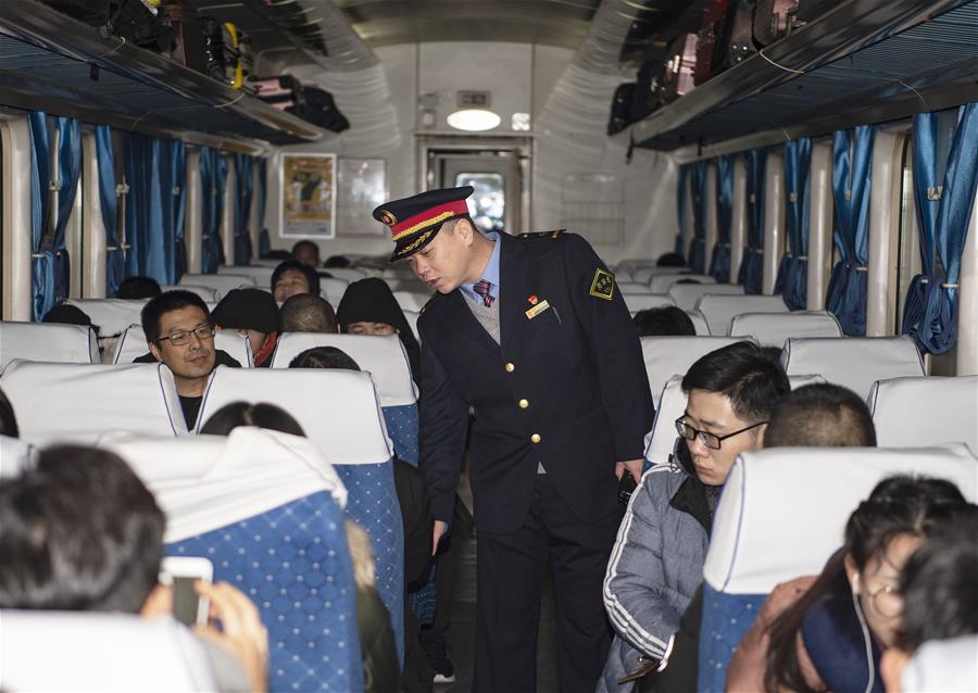 CHINA-SHANXI-RAILWAY-"DIFFICULT-TO-MEET" COUPLE-SPRING FESTIVAL AWAY FROM HOME (CN)