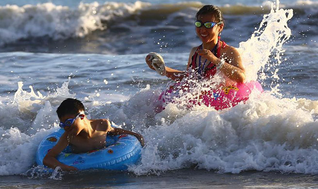 People play amid high temperature in Sanya, S China's Hainan