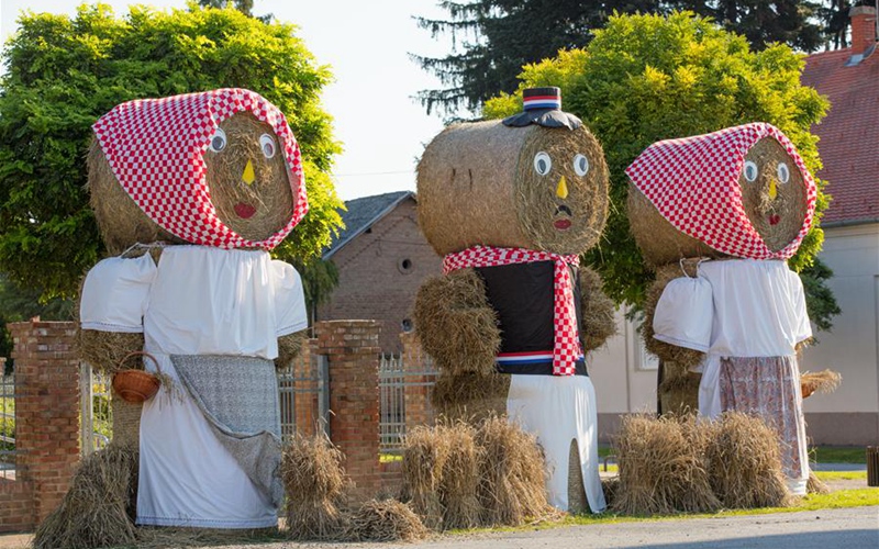 Straw bale sculptures set up in Petrijevci to support Croatia ahead of World Cup final