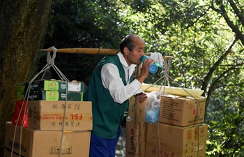 Pic story: heaver working at Huangshan Mountain scenic area