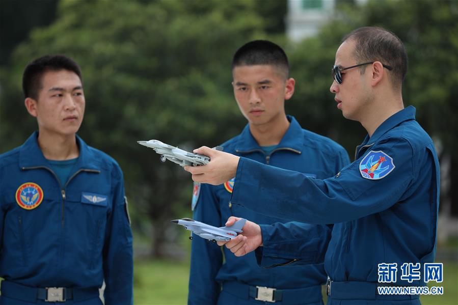 （图文互动）（2）空中骄子——记空军航空兵某旅飞行二大队大队长刘飞