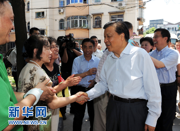 这是7月22日，刘云山在上海市普陀区桃浦镇莲花公寓居委会调研时同社区居民亲切握手。新华社记者 饶爱民 摄