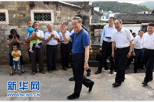 9月24日至26日，中共中央政治局常委、中央纪委书记王岐山在福建调研。这是9月24日，王岐山在连城县红四军革命旧址参观时，向附近的村民挥手致意。新华社记者张铎摄