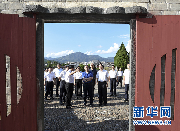 9月24日至26日，中共中央政治局常委、中央纪委书记王岐山在福建调研。这是9月24日，王岐山在上杭县古田镇参观古田会议会址。新华社记者张铎摄