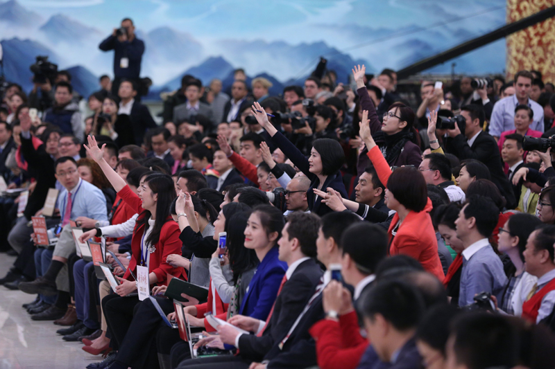 3月15日，国务院总理李克强在北京人民大会堂与中外记者见面，并回答记者提问。这是记者举手争取提问机会。 新华社记者 才扬 摄