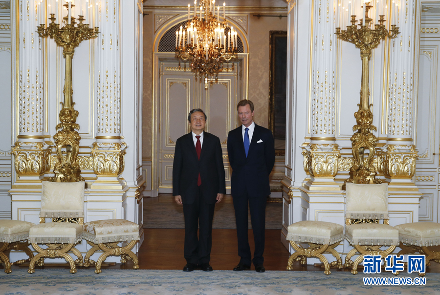 10月19日，正在卢森堡进行正式访问的国务院副总理马凯（左）会见卢森堡大公亨利。 新华社记者叶平凡摄