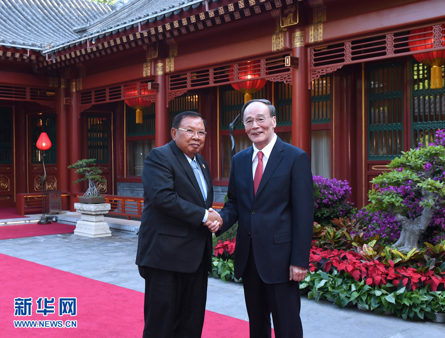 5月13日，中共中央政治局常委、中央纪委书记王岐山在北京钓鱼台国宾馆会见老挝人民革命党中央总书记、国家主席本扬。 新华社记者 饶爱民摄