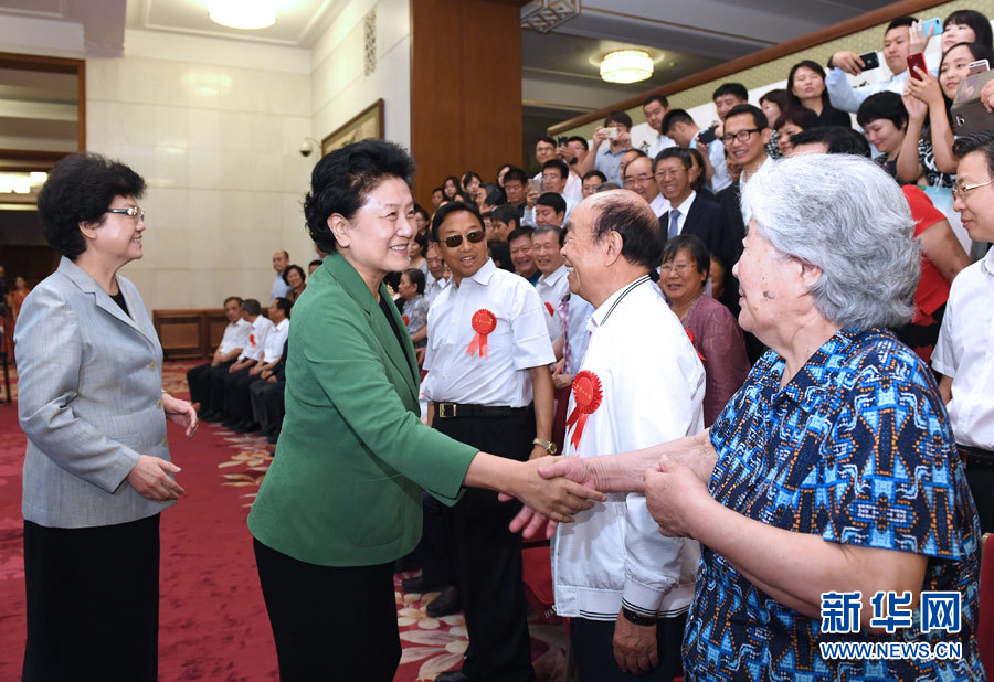 6月16日，中共中央政治局委员、国务院副总理刘延东在北京看望出席中国人口福利基金会成立30周年座谈会的历届“中华人口奖”获奖者代表。新华社记者 饶爱民 摄