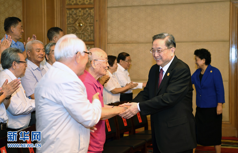 8月7日，中共中央政治局常委、全国政协主席、中央代表团团长俞正声在内蒙古新城宾馆会见内蒙古自治区离退休老同志和各族各界群众代表，并与他们合影留念。新华社记者 张领 摄