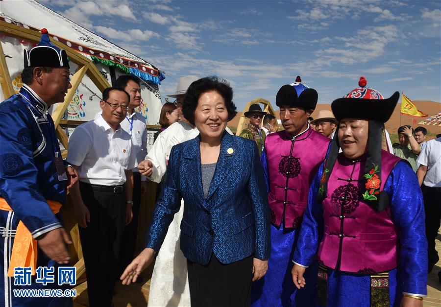 8月10日，中共中央政治局委员、中央统战部部长、中央代表团副团长孙春兰率中央代表团三分团继续在内蒙古自治区阿拉善盟看望慰问，把以习近平同志为核心的党中央的亲切关怀和全国各族人民的美好祝福带给阿拉善各族各界干部群众。这是孙春兰在牧民张辉生（右二）家了解生产生活情况。新华社记者 任军川 摄