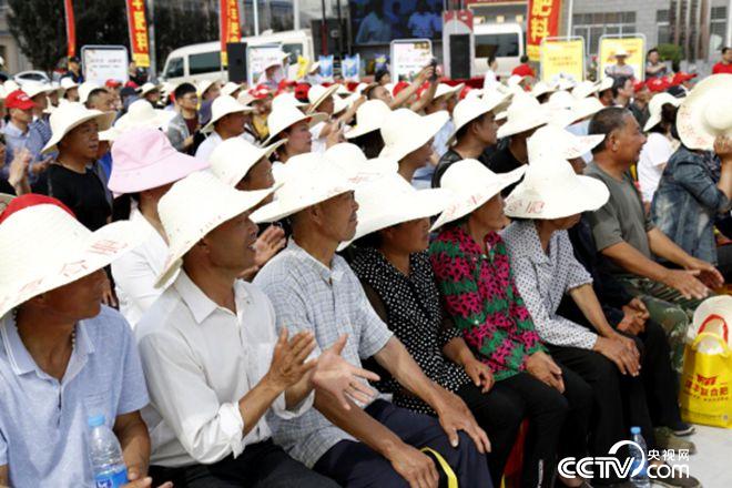 活动现场，农户们听讲很认真