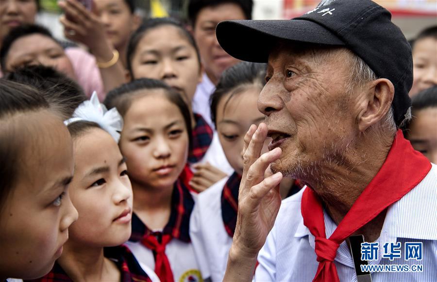 （图片故事）（1）“希望老人”的第100次老区助学之旅