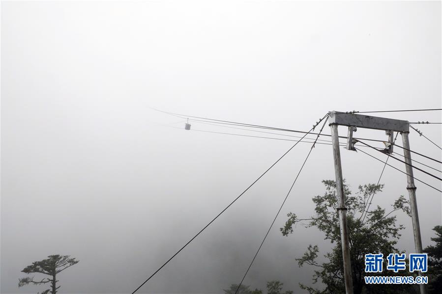 （图文互动）（8）特写：“八一”礼物，飞向云端哨所