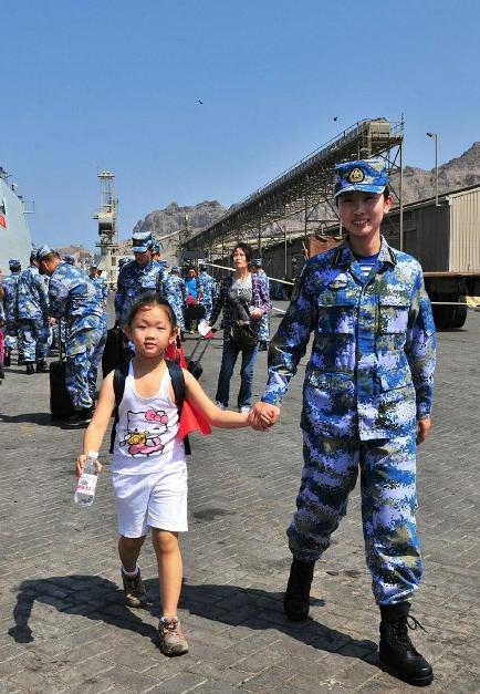 2015年3月，也門，海軍女戰(zhàn)士牽著一名小女孩的手準(zhǔn)備登上軍艦。