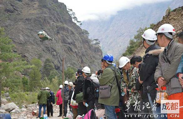 2015年4月，因地震被困尼泊爾的中國公民準(zhǔn)備登機