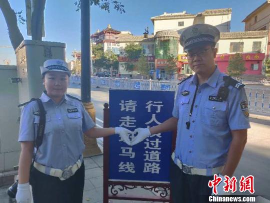 交警夫妻堅守崗位共度七夕：最美“情侶裝”是警服