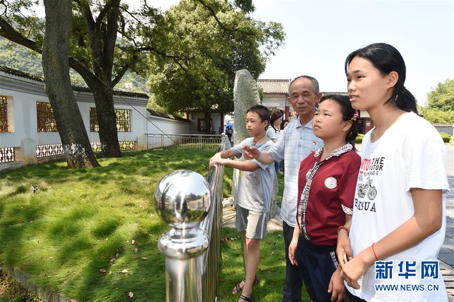 （壮丽70年·奋斗新时代——记者再走长征路·图文互动）（3）“红军树”下忆初心、守初心