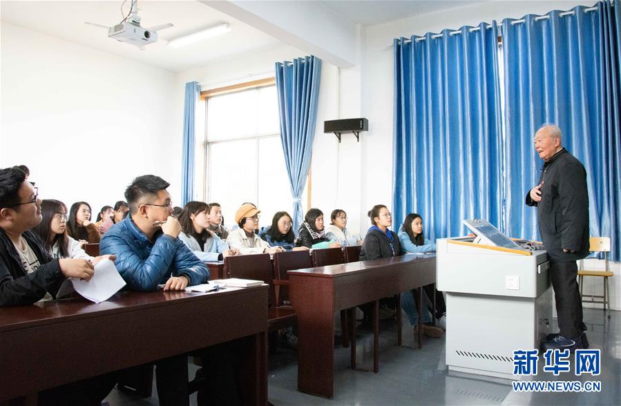 （新华全媒头条·图文互动）（2）沧海横流 信仰弥坚——记共产党员、湘潭大学九旬教授沧南