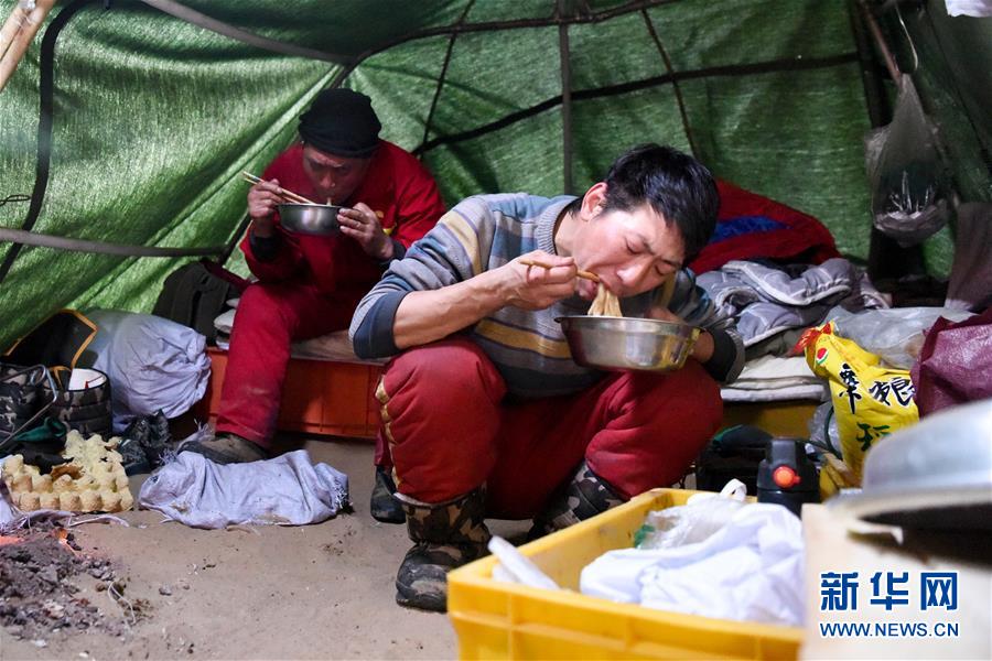 （新春走基层·图文互动）（6）大漠中，一顶帐篷守岁五年