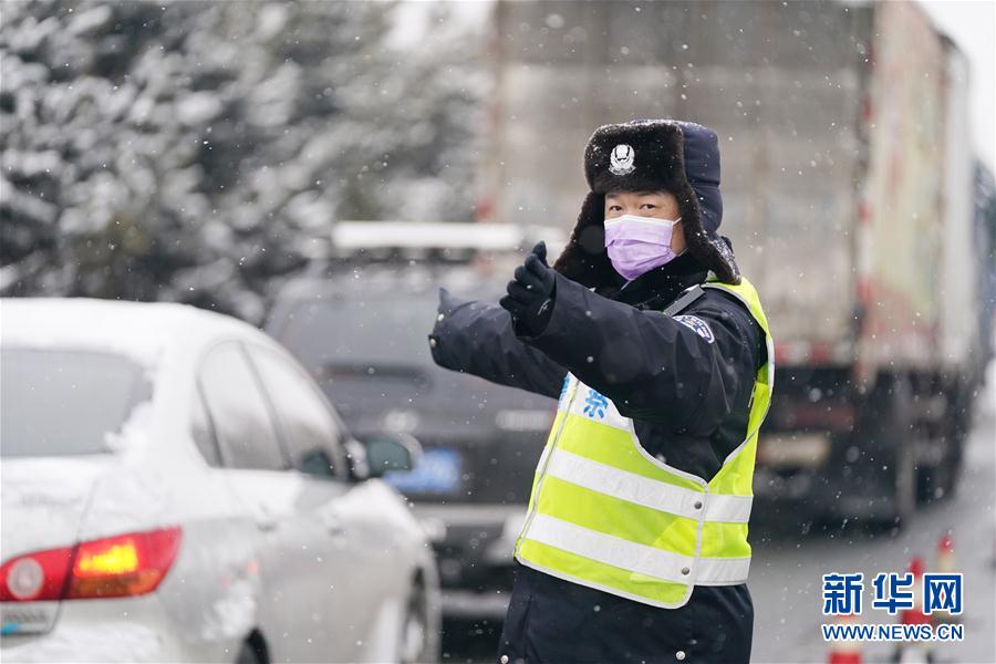 （在习近平新时代中国特色社会主义思想指引下——新时代新作为新篇章·习近平总书记关切事·图文互动）（1）不放松！——各地努力抓紧抓实抓细疫情防控