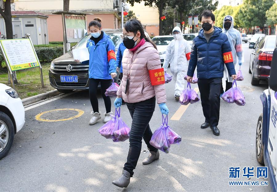 （新华全媒头条·图文互动）（10）“始终把人民群众生命安全和身体健康放在第一位”——中国抗疫彰显“生命至上、人民至上”理念