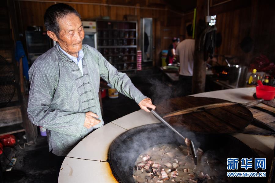 （新华全媒头条·走向我们的小康生活·图文互动）（8）那山，那人，那苗寨——十八洞村三代人的奋斗史