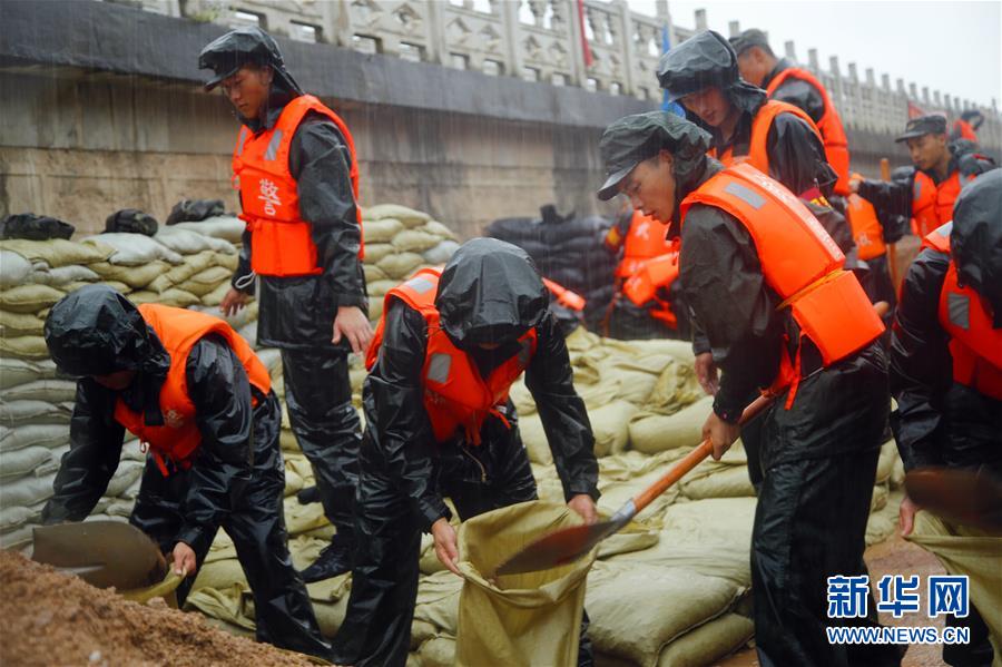 （防汛抗洪·图文互动）（1）洪水不退，子弟兵誓死不退——解放军和武警部队官兵参与洪涝灾害抢险救援记事