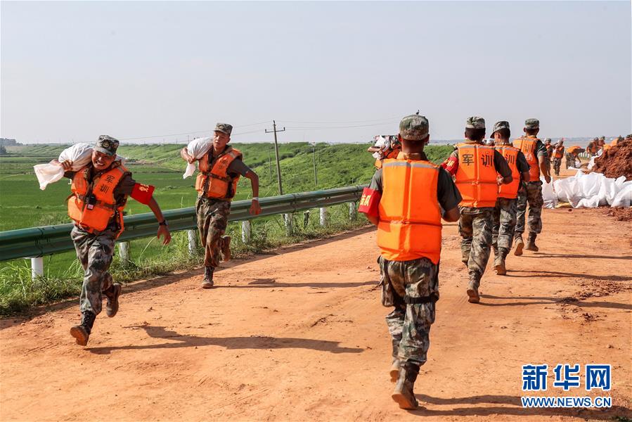 （防汛抗洪·图文互动）（5）洪水不退，子弟兵誓死不退——解放军和武警部队官兵参与洪涝灾害抢险救援记事