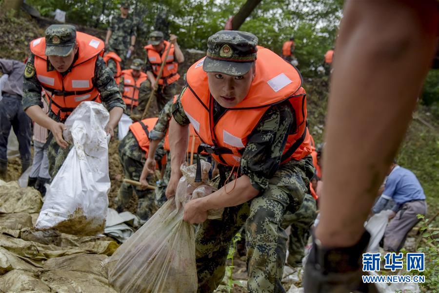 （防汛抗洪·图文互动）（6）洪水不退，子弟兵誓死不退——解放军和武警部队官兵参与洪涝灾害抢险救援记事