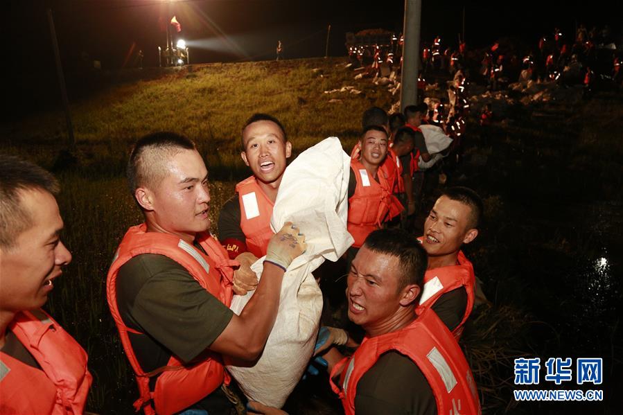 （防汛抗洪·图文互动）（8）洪水不退，子弟兵誓死不退——解放军和武警部队官兵参与洪涝灾害抢险救援记事