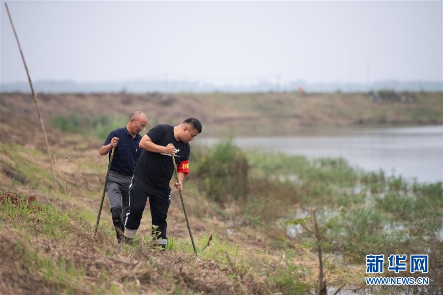 （防汛抗洪·图文互动）（1）在大堤上成长，为人民守护——洪水中的青年“生力军”